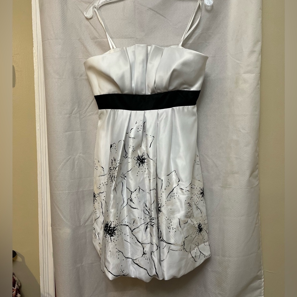 🆕. Betsy & Adam Strapless Elegant White and Black Floral Dress NWOT Size 10